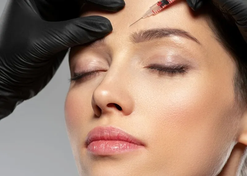 An aesthetic specialist consults a patient at a modern clinic in Istanbul before a non-surgical treatment.
