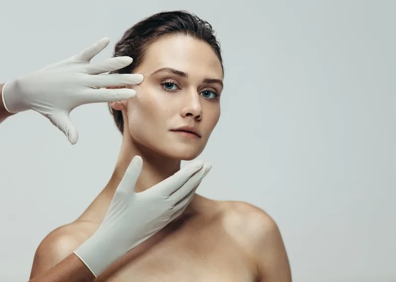 Surgeon consulting with a patient at a modern plastic surgery clinic in Istanbul