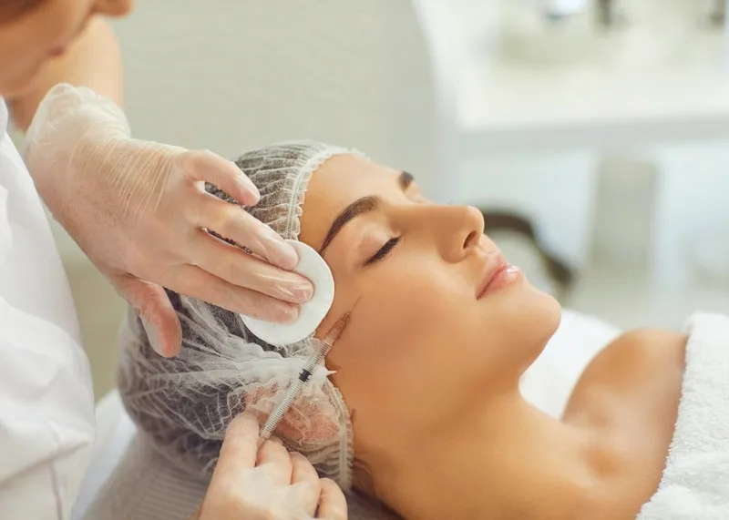 A doctor at Medialkent Clinic in Istanbul preparing a Botox and dermal filler treatment