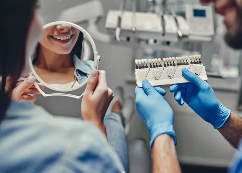 Dentist carrying out a cosmetic dental treatment at Uzmanlar Dental Clinic in Beşiktaş.