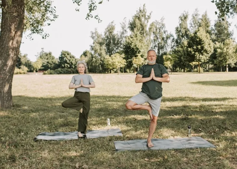 Coaching session on movement and strength training at an Istanbul health clinic