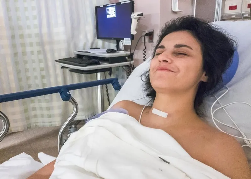 Patientin bespricht mit einer Klinikkoordinatorin in Istanbul Optionen und Preise für ein Mommy Makeover.