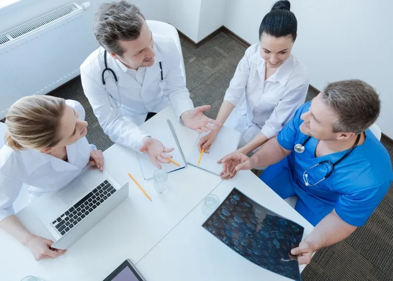 Medical team discussing a patient's treatment timeline during a hospital consultation in Istanbul