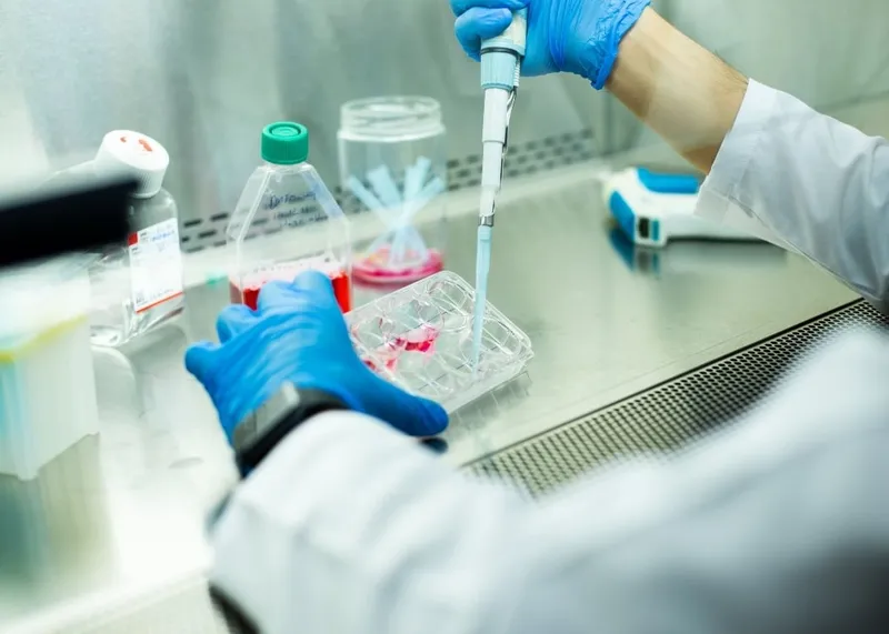 Doctor discussing stem cell therapy options with a patient during a consultation in Istanbul