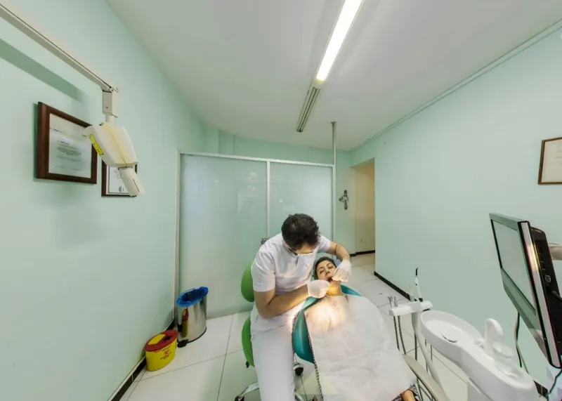 Dental specialist working with a patient at Uzmanlar Dental Clinic in Beşiktaş, Istanbul.