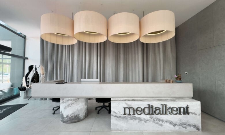 medialkent aesthetic clinic istanbul hair transplant dentist aesthetics botox hospital entrance
